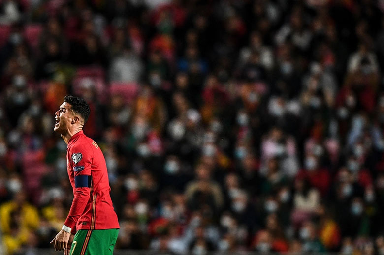 Ronaldo bật khóc nhìn Bồ Đào Nha mất vé đến World Cup 2022 vào tay Serbia - Ảnh 4
