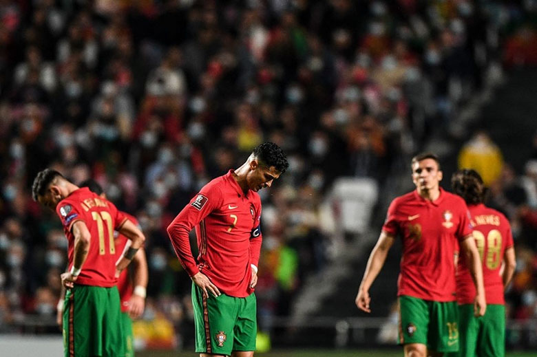 Ronaldo bật khóc nhìn Bồ Đào Nha mất vé đến World Cup 2022 vào tay Serbia - Ảnh 5