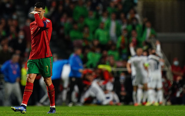 Ronaldo bật khóc nhìn Bồ Đào Nha mất vé đến World Cup 2022 vào tay Serbia - Ảnh 6
