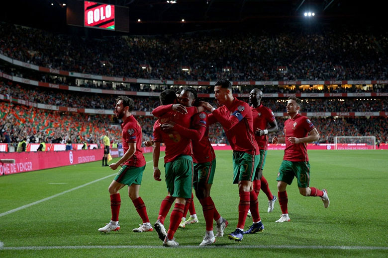 Ronaldo bật khóc nhìn Bồ Đào Nha mất vé đến World Cup 2022 vào tay Serbia - Ảnh 7