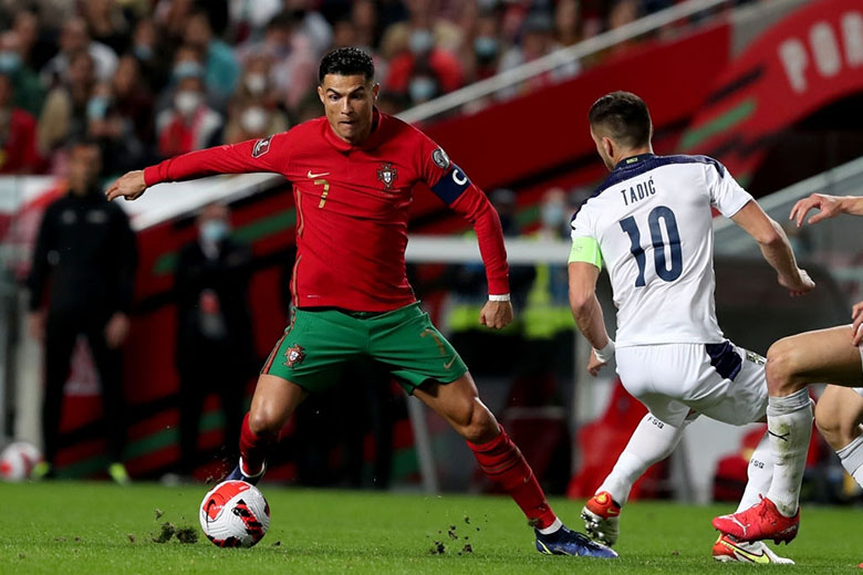 Ronaldo bật khóc nhìn Bồ Đào Nha mất vé đến World Cup 2022 vào tay Serbia - Ảnh 9