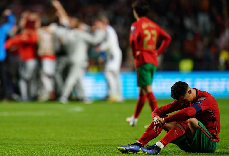 Ronaldo bật khóc nhìn Bồ Đào Nha mất vé đến World Cup 2022 vào tay Serbia - Ảnh 10