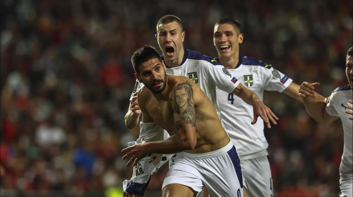 Ronaldo bật khóc nhìn Bồ Đào Nha mất vé đến World Cup 2022 vào tay Serbia - Ảnh 12