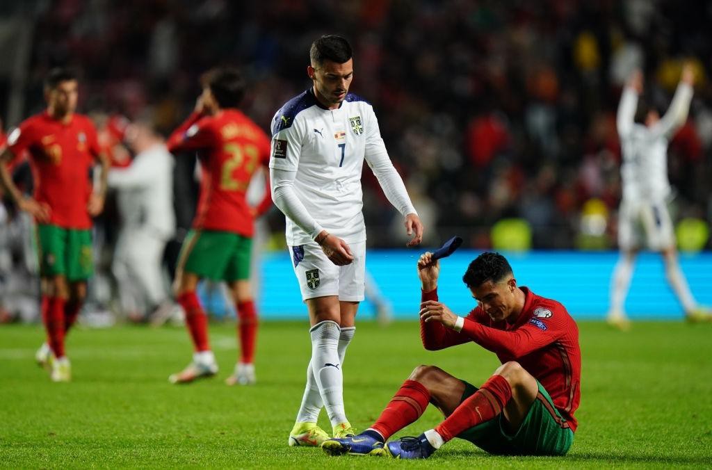 Ronaldo bật khóc nhìn Bồ Đào Nha mất vé đến World Cup 2022 vào tay Serbia - Ảnh 13