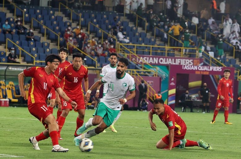 Hé lộ đội hình ra sân của Saudi Arabia gặp Việt Nam - Ảnh 2