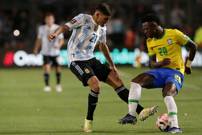 Argentina hòa Brazil ở trận siêu kinh điển đầy bạo lực - Ảnh 1