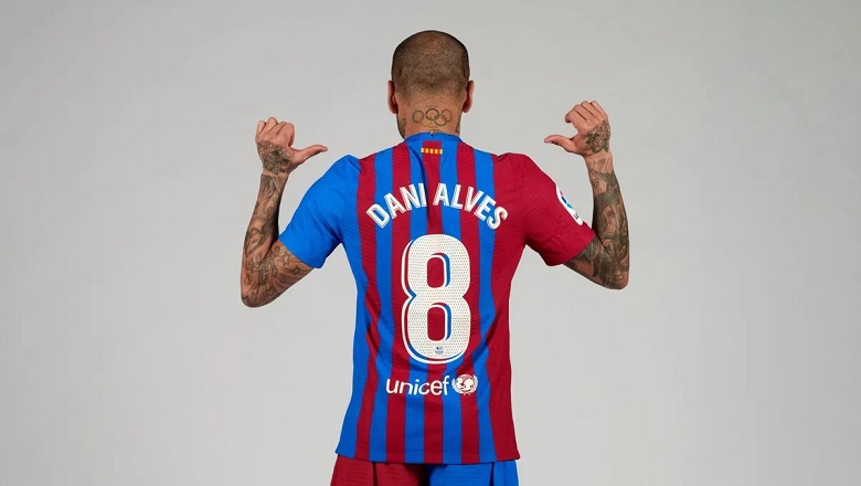 Dani Alves chọn số áo cũ của Iniesta trong ‘nhiệm kỳ II’ ở Barcelona - Ảnh 2