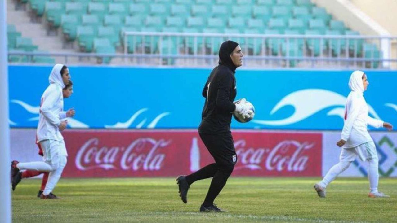 Thủ môn Iran bị tố giả gái đi đá bóng: Tôi là 'chuẩn gơn' - Ảnh 2