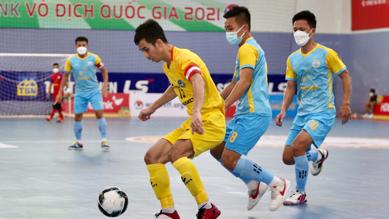Cầu thủ Sanvinest Khánh Hòa đeo khẩu trang khi thi đấu với Sahako - Ảnh 1