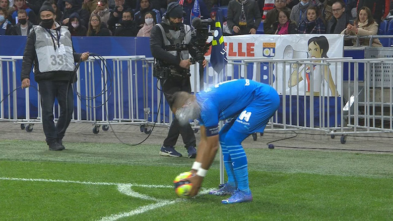 CĐV ném chai vào đầu Dimitri Payet, đại chiến Lyon vs Marseille bị hủy sau 5 phút - Ảnh 1