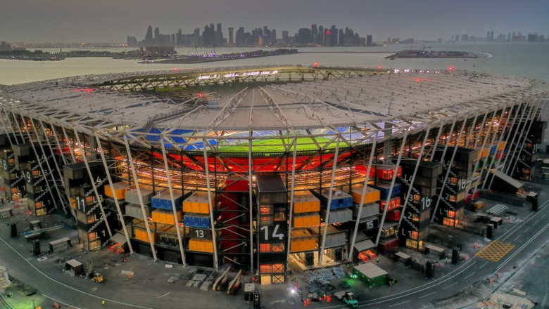 Độc đáo SVĐ World Cup 2022 làm từ container đầu tiên trong lịch sử - Ảnh 1