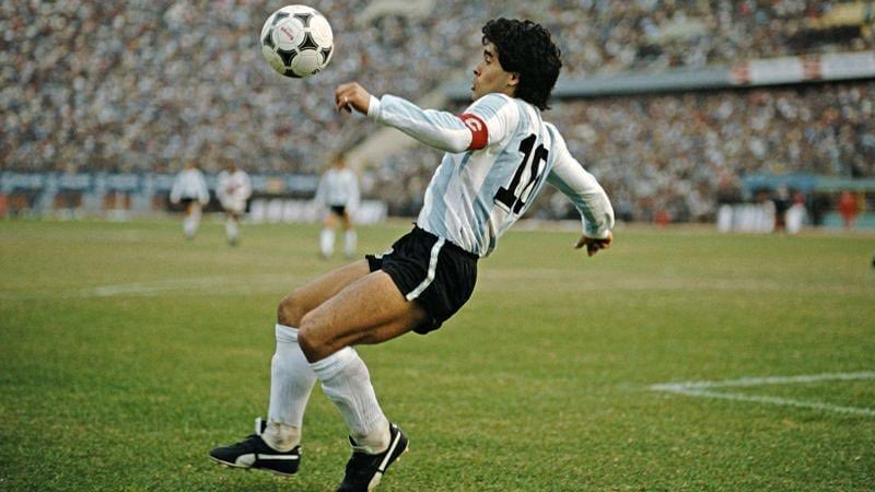 ‘Mẹ đứng ngoài cửa nhưng không cứu nổi tôi khỏi Maradona’  - Ảnh 2