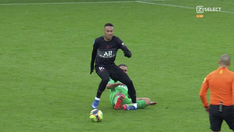 Cận cảnh chấn thương kinh hoàng của Neymar, nguy cơ gãy gập cổ chân 90 độ - Ảnh 1