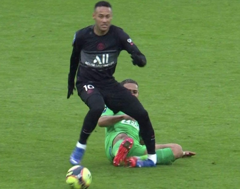 Cận cảnh chấn thương kinh hoàng của Neymar, nguy cơ gãy gập cổ chân 90 độ - Ảnh 3