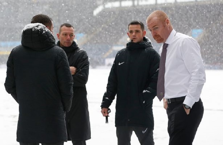 Trận Burnley vs Tottenham bị hoãn, HLV Sean Dyche vẫn mặc kiểu 'thời trang phang thời tiết' - Ảnh 3
