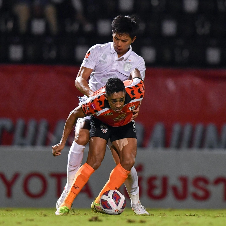 Trung vệ ĐT Thái Lan xin rút khỏi AFF Cup nhưng vẫn ra sân thi đấu cho CLB chủ quản - Ảnh 1