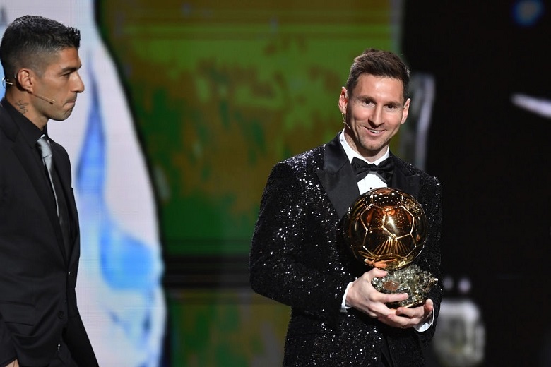Messi đánh bại Lewandowski, CHÍNH THỨC giành Quả bóng vàng thứ 7 trong sự nghiệp - Ảnh 1