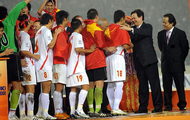 Nhìn lại AFF Cup 2008: 'Cái đầu vàng' của Công Vinh làm nên lịch sử cho ĐT Việt Nam - Ảnh 7