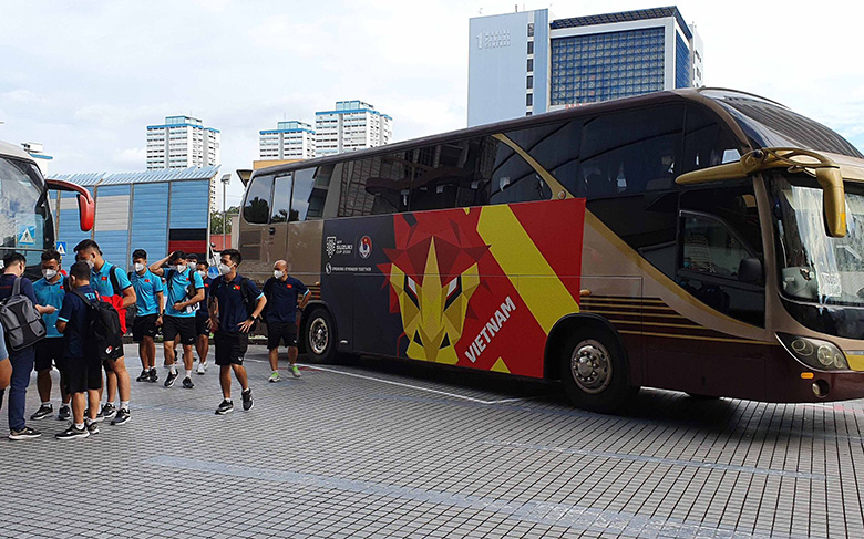 ĐT Việt Nam đặt chân đến Singapore, quyết tâm bảo vệ ngôi vương tại AFF Cup 2021 - Ảnh 3