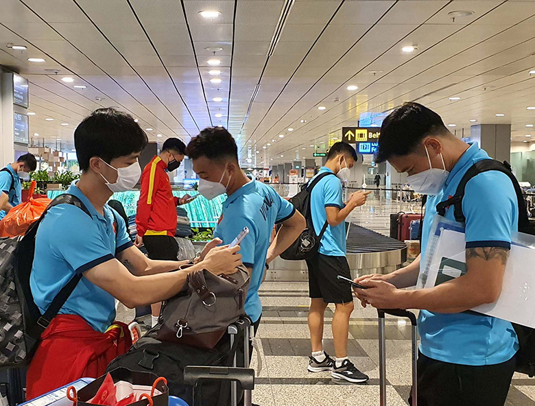 ĐT Việt Nam đặt chân đến Singapore, quyết tâm bảo vệ ngôi vương tại AFF Cup 2021 - Ảnh 7