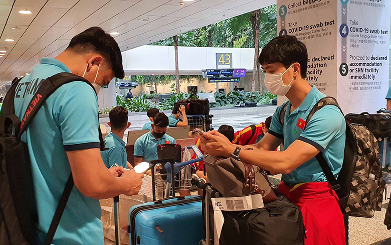 ĐT Việt Nam đặt chân đến Singapore, quyết tâm bảo vệ ngôi vương tại AFF Cup 2021 - Ảnh 8