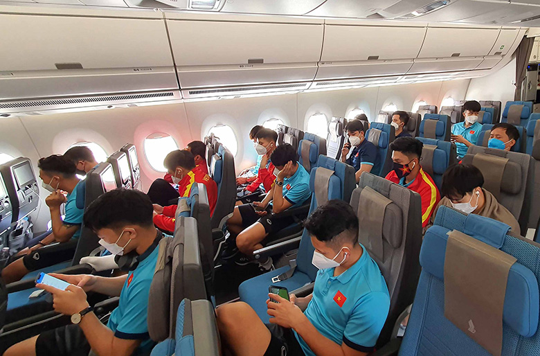 ĐT Việt Nam đặt chân đến Singapore, quyết tâm bảo vệ ngôi vương tại AFF Cup 2021 - Ảnh 9