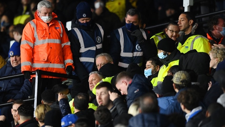 CĐV ngất trên khán đài, trận Watford vs Chelsea bị hoãn 35 phút - Ảnh 1