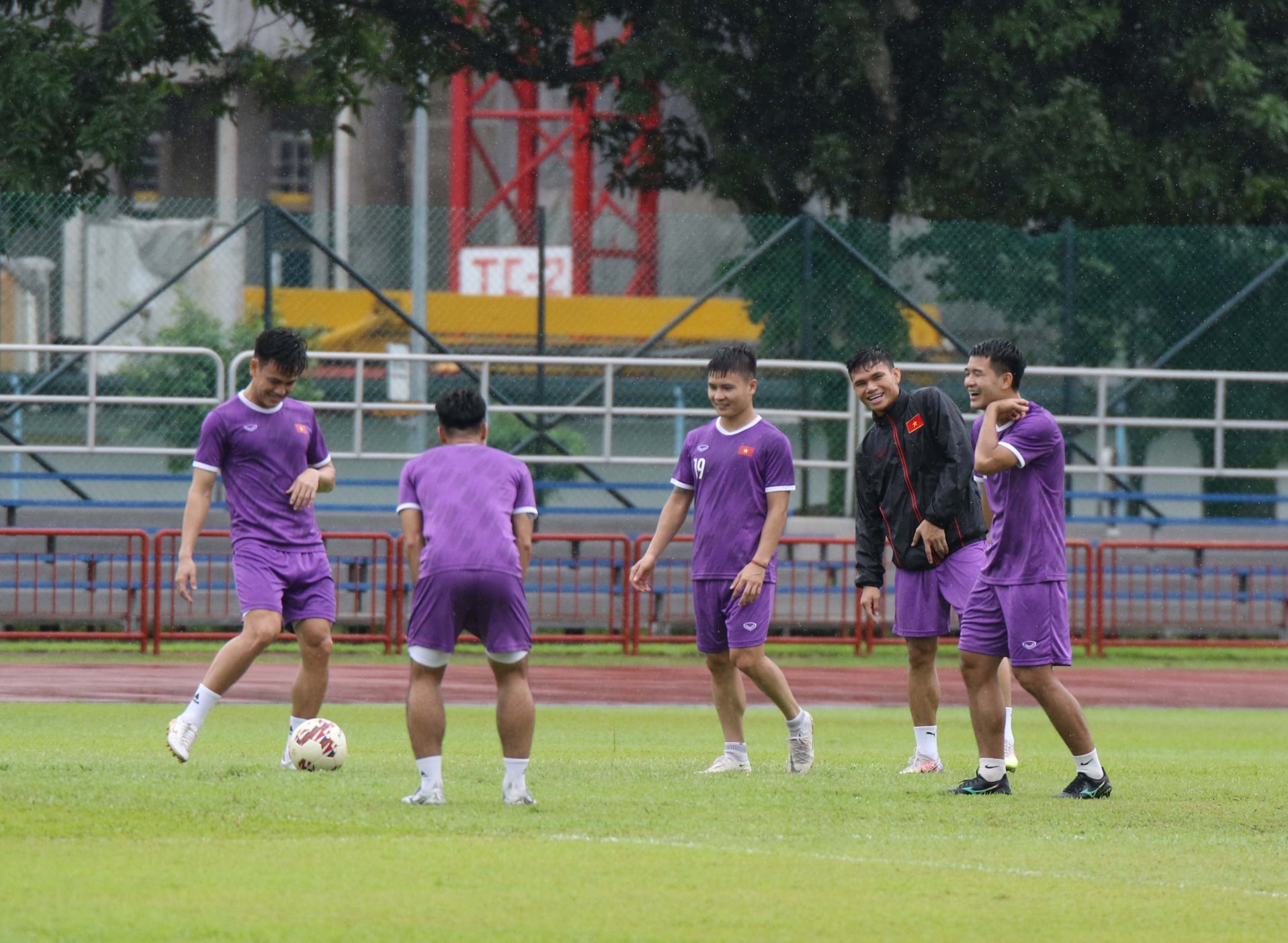 ĐT Việt Nam đội mưa tập buổi đầu tiên trên đất Singapore chuẩn bị cho AFF Cup 2021 - Ảnh 1