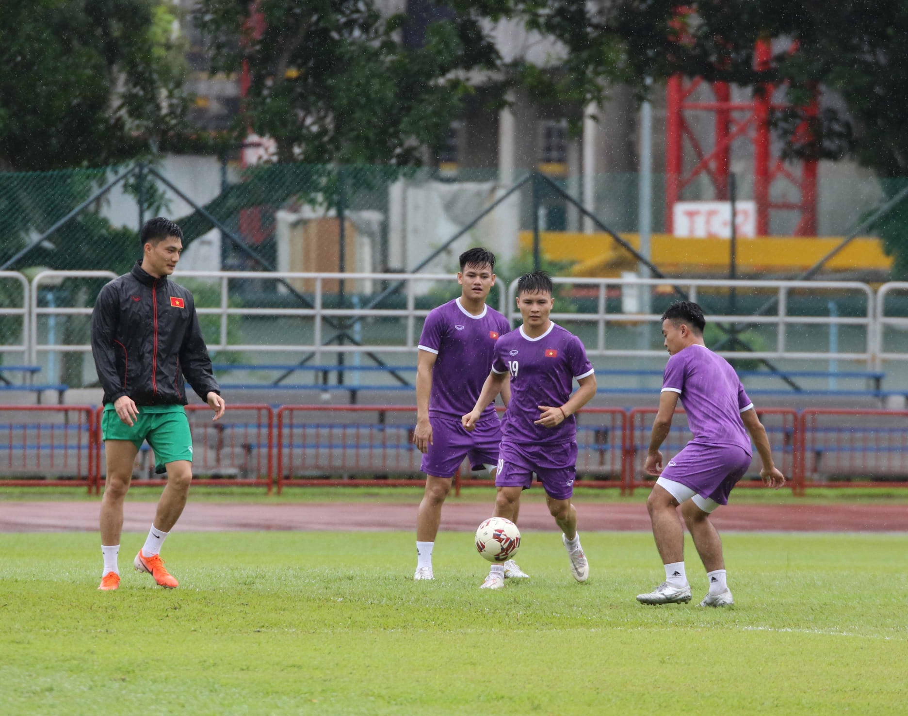 ĐT Việt Nam đội mưa tập buổi đầu tiên trên đất Singapore chuẩn bị cho AFF Cup 2021 - Ảnh 3