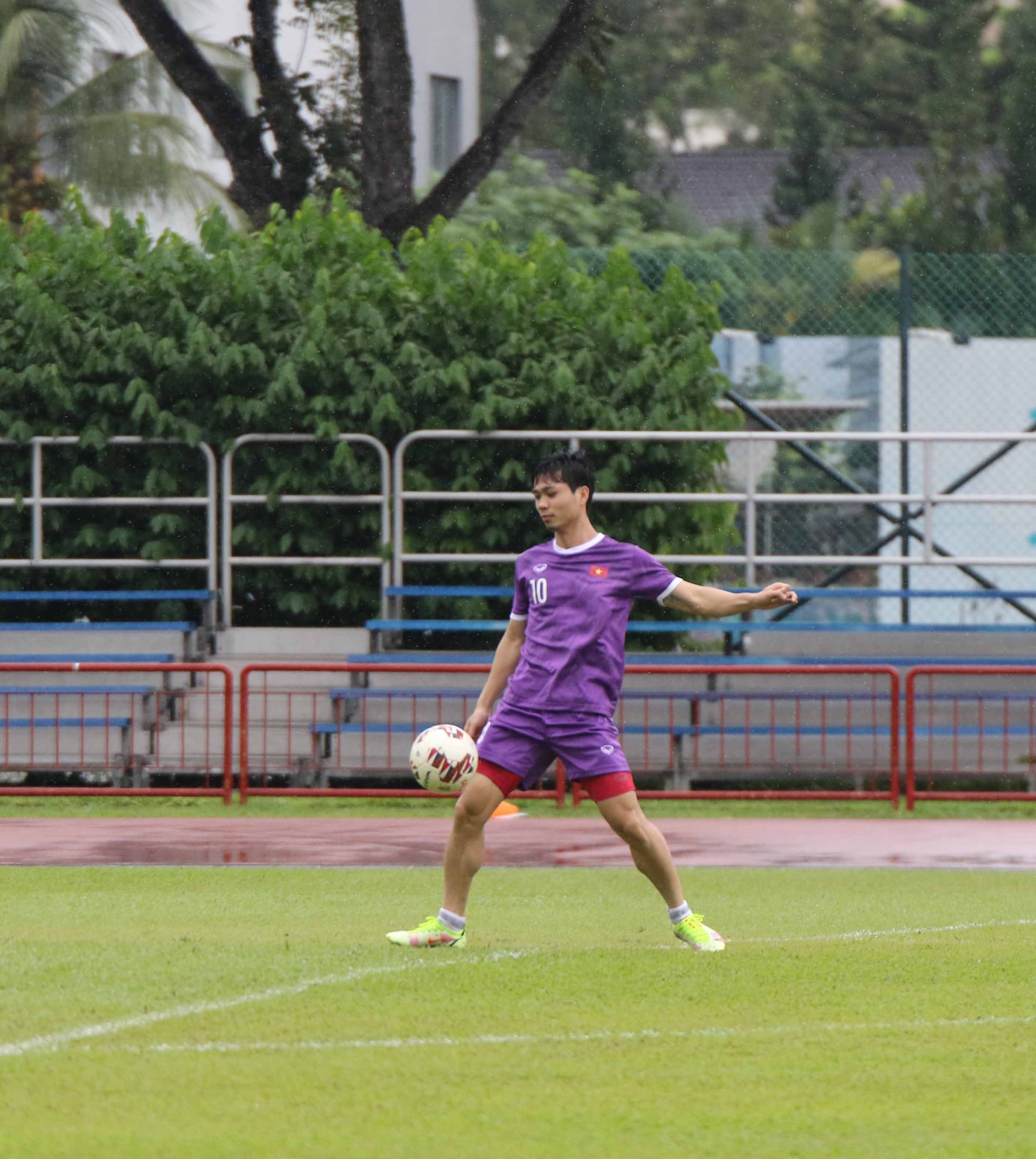 ĐT Việt Nam đội mưa tập buổi đầu tiên trên đất Singapore chuẩn bị cho AFF Cup 2021 - Ảnh 4