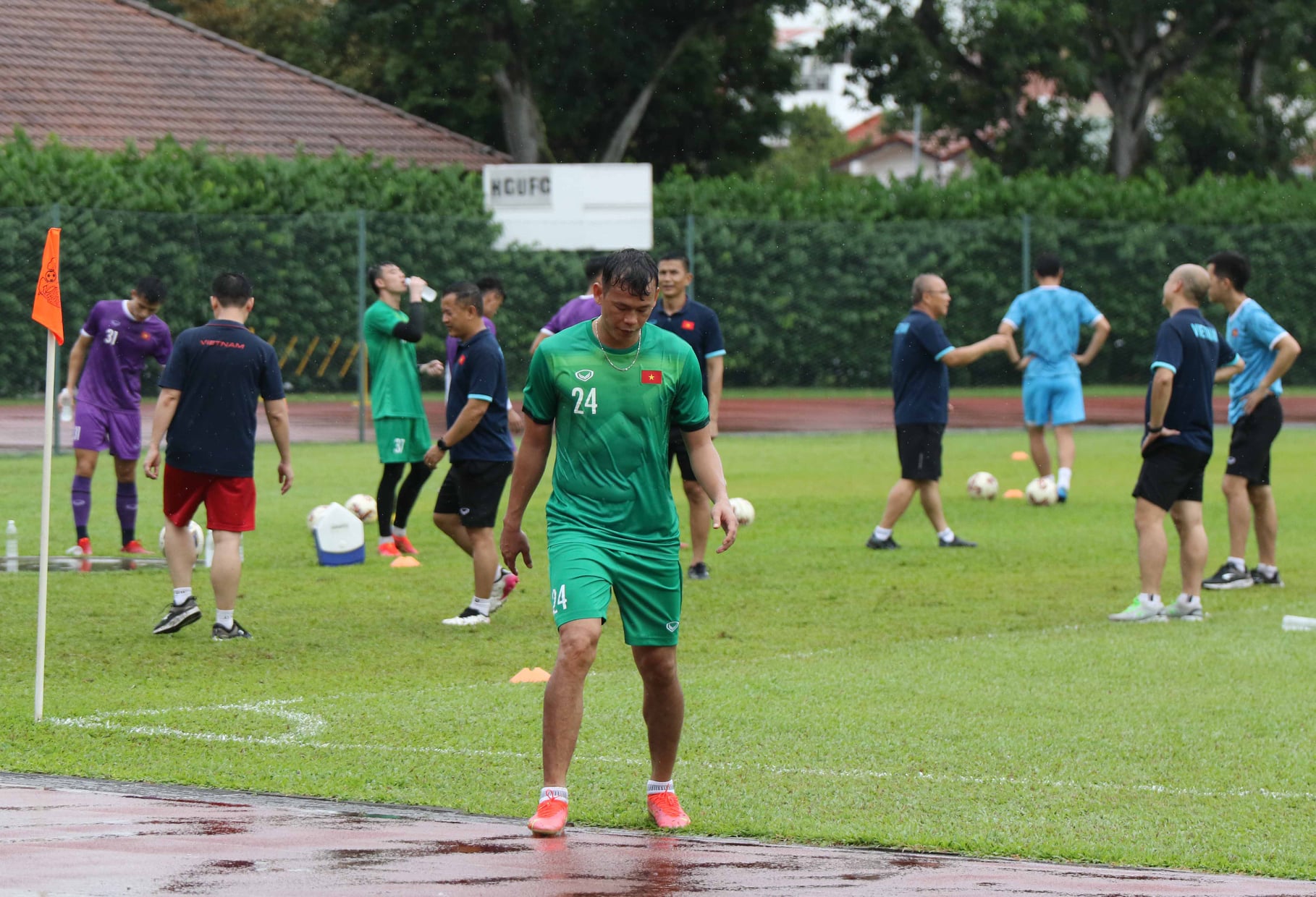 ĐT Việt Nam đội mưa tập buổi đầu tiên trên đất Singapore chuẩn bị cho AFF Cup 2021 - Ảnh 5