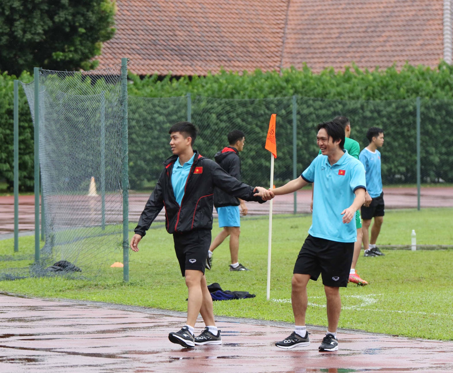 ĐT Việt Nam đội mưa tập buổi đầu tiên trên đất Singapore chuẩn bị cho AFF Cup 2021 - Ảnh 6