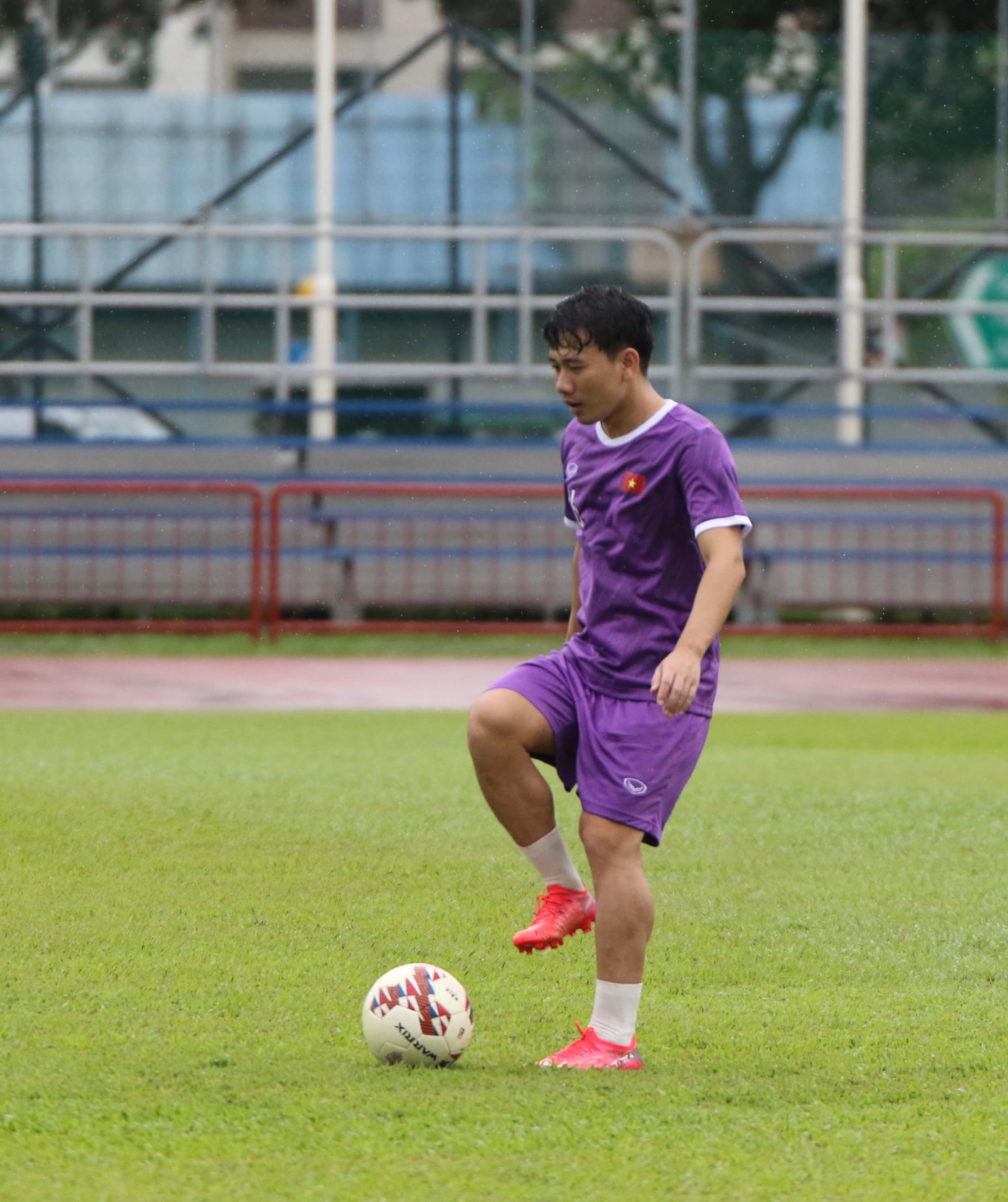 ĐT Việt Nam đội mưa tập buổi đầu tiên trên đất Singapore chuẩn bị cho AFF Cup 2021 - Ảnh 7