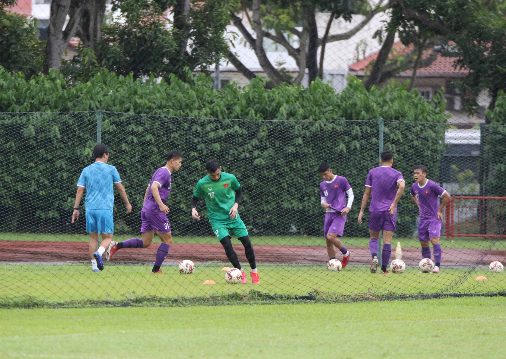 ĐT Việt Nam đội mưa tập buổi đầu tiên trên đất Singapore chuẩn bị cho AFF Cup 2021 - Ảnh 8