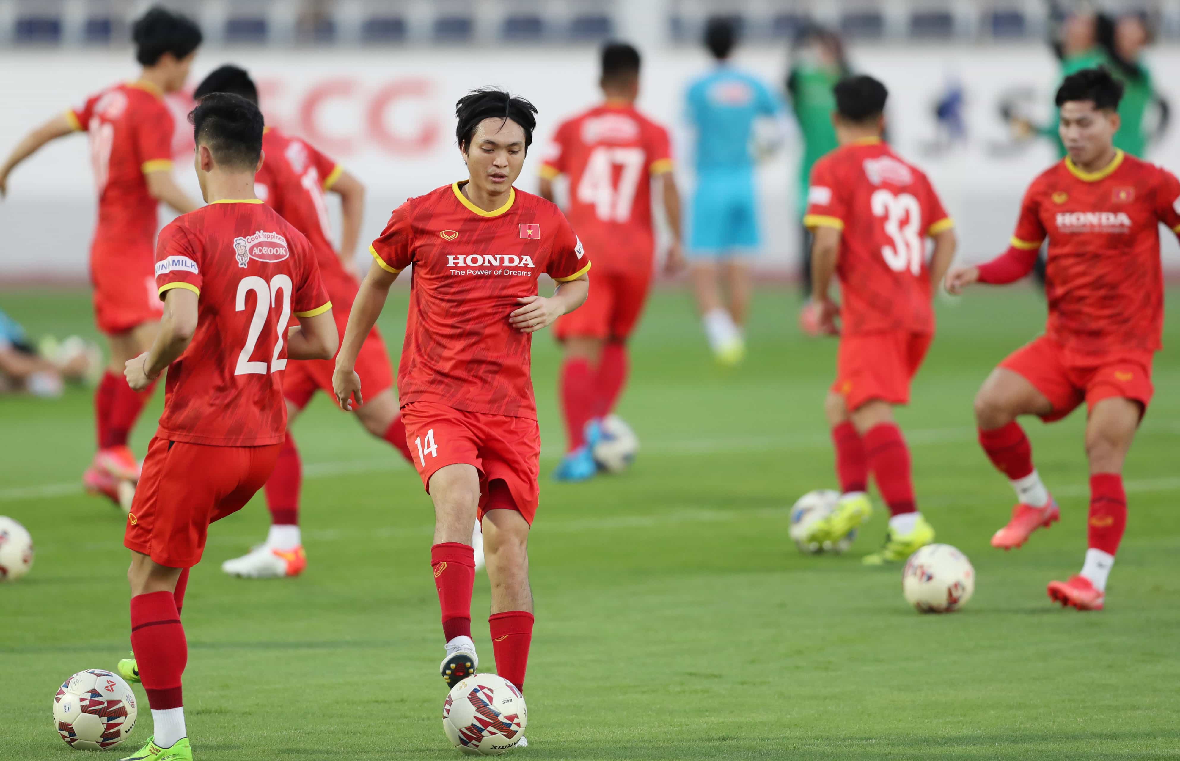 Vắng Hùng Dũng, ĐT Việt Nam chỉ có 4 tiền vệ trung tâm đá AFF Cup 2021 - Ảnh 3