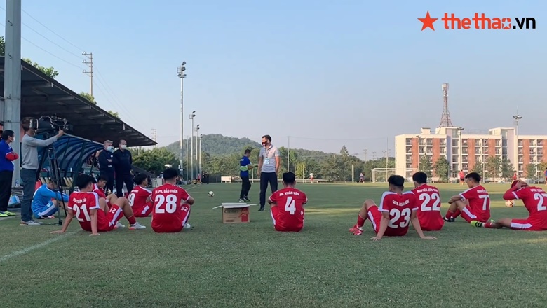 HLV Thạch Bảo Khanh cáu gắt, 'sấy' cầu thủ U21 Viettel giữa trận gặp Nutifood - Ảnh 1