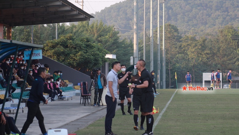 HLV Thạch Bảo Khanh cáu gắt, 'sấy' cầu thủ U21 Viettel giữa trận gặp Nutifood - Ảnh 2