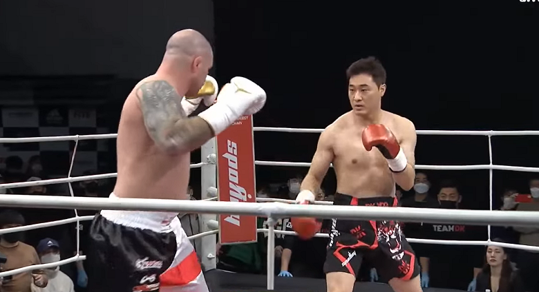 ‘Lý Tiểu Long Hàn Quốc’ DK Yoo sống sót sau 6 hiệp đấu với cựu võ sĩ UFC - Ảnh 1