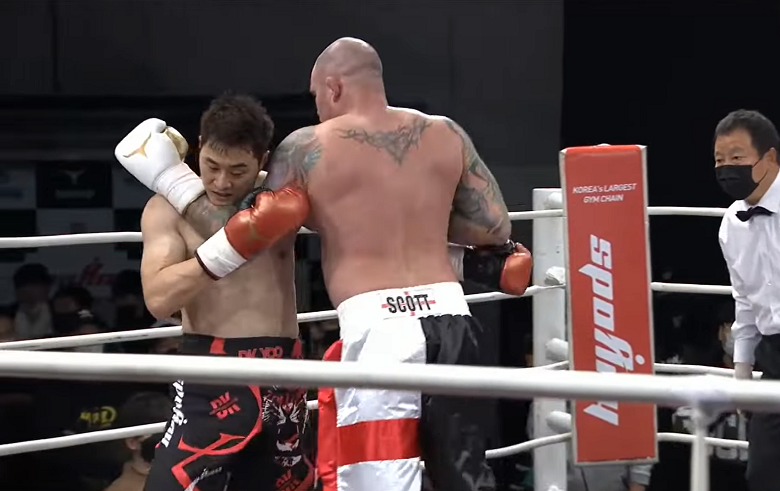 ‘Lý Tiểu Long Hàn Quốc’ DK Yoo sống sót sau 6 hiệp đấu với cựu võ sĩ UFC - Ảnh 2