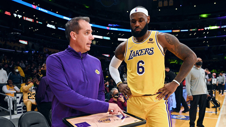 Bà chủ Los Angeles Lakers khẳng định chưa ‘xuống tay’ với HLV Vogel - Ảnh 1