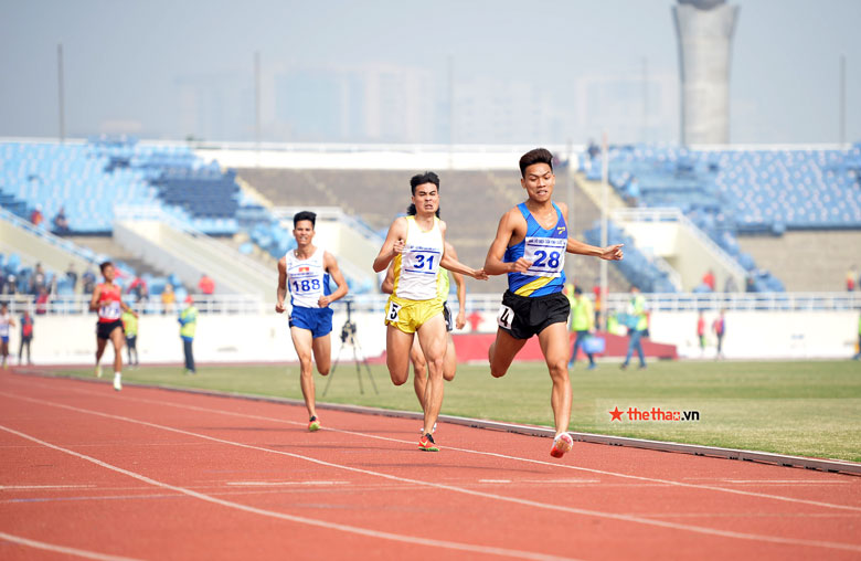 Bứt tốc giành HCV 1500m, Trần Văn Đảng thêm 1 lần vượt qua đàn anh trên tuyển - Ảnh 1