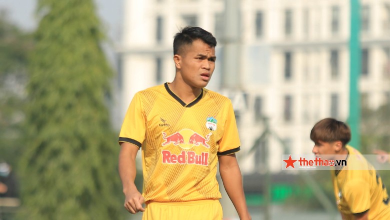 Dụng Quang Nho bị cảnh cáo vì vái lạy trọng tài ở vòng loại giải U21 quốc gia - Ảnh 1