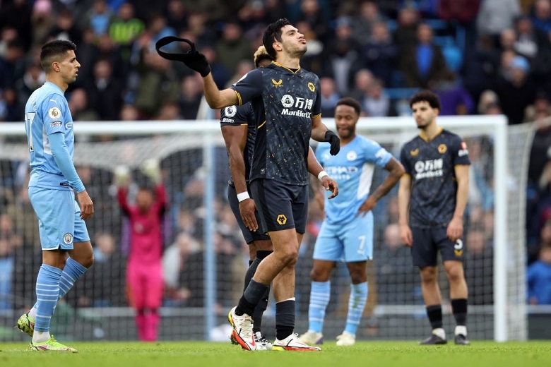 Vì sao Raul Jimenez nhận 2 thẻ vàng trong chưa đầy 30 giây ở trận Man City vs Wolves? - Ảnh 1