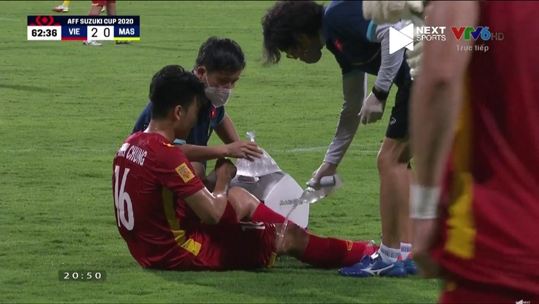 Thành Chung sớm rời sân ở trận Việt Nam vs Malaysia vì chấn thương - Ảnh 1