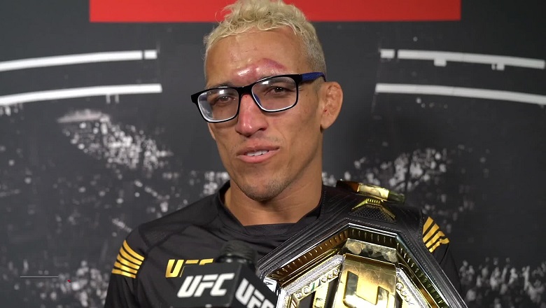 Nhà vô địch UFC bị fan giật phăng cặp kính đang đeo - Ảnh 1
