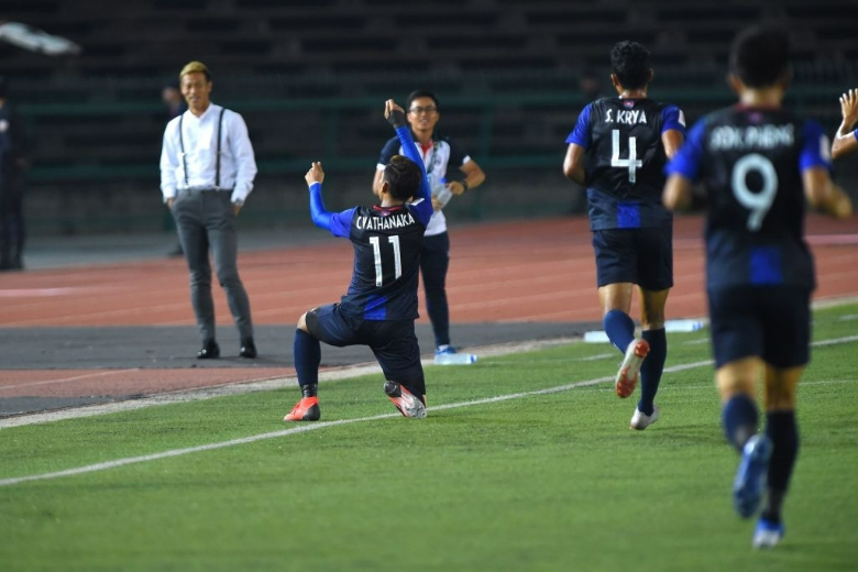 Tấn công rực lửa, Campuchia tiễn Lào rời AFF Cup bằng 3 bàn thua trắng - Ảnh 2