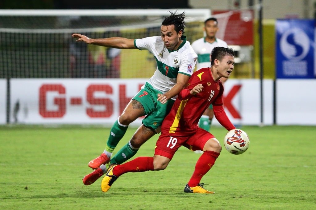 Trợ lý ĐT Việt Nam giúp cầu thủ Indonesia phục hồi ngay trên sân - Ảnh 1