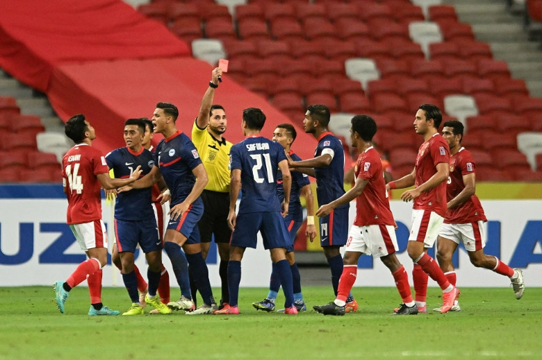Singapore lĩnh 3 thẻ đỏ ở bán kết lượt về AFF Cup, tiền đạo về làm thủ môn - Ảnh 1