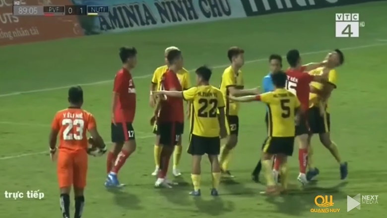 VCK U21 Quốc gia: Cầu thủ PVF vừa đốt lưới nhà, vừa bị đuổi khỏi sân vì đánh nguội ở trận thua Nutifood - Ảnh 1