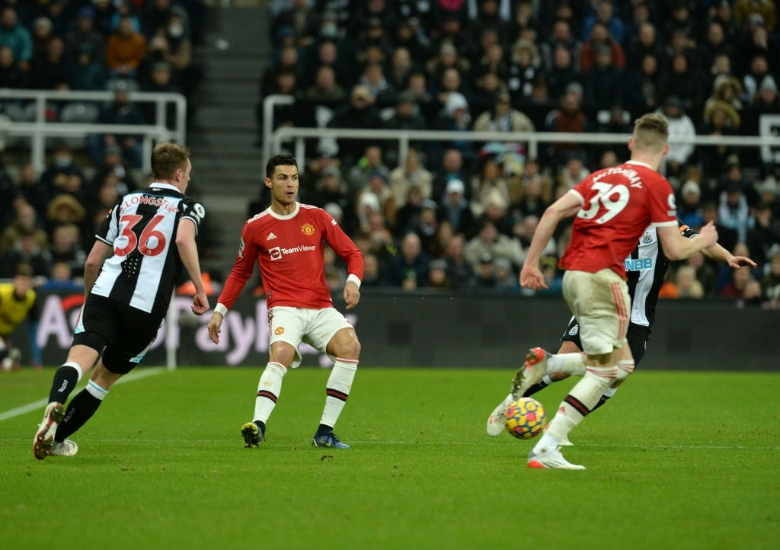 Ronaldo bỏ vào đường hầm ngay khi trận đấu với Newcastle kết thúc - Ảnh 2